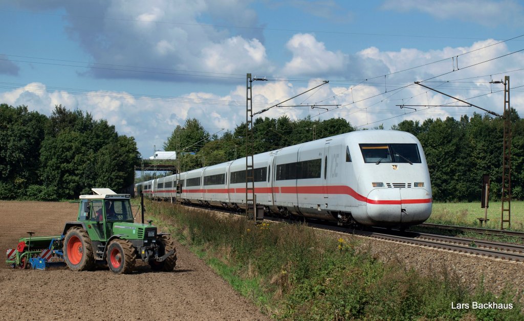 Traktor vs. ICE. Hier ist ein Bauer gerade beim Einshen oder wie der Fachmann sagt Eindrillen beschftigt, whrend der aus 2 Halbzgen bestehende ICE 547/557 Dsseldorf Hbf/Trier Hbf - Berlin-Ostbahnhof gemchlich durch das Land bei Minden (Westf.)  Tuckert . Berenbusch 4.09.10.