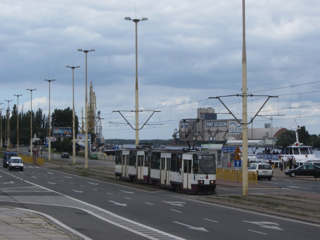Tram 1047 auf der Linie 6 in der Jana z Kolna unterwegs, 21.7.2012. Im Hintergrund zu sehen sind Anlagen des Stettiner Hafens.
