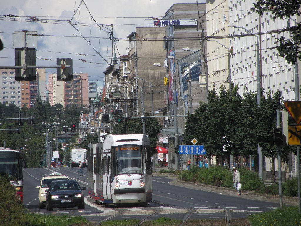 Tram 1058 wartet in der Bolesława Krzywoustego auf freies Fahrsignal. 22.7.2012