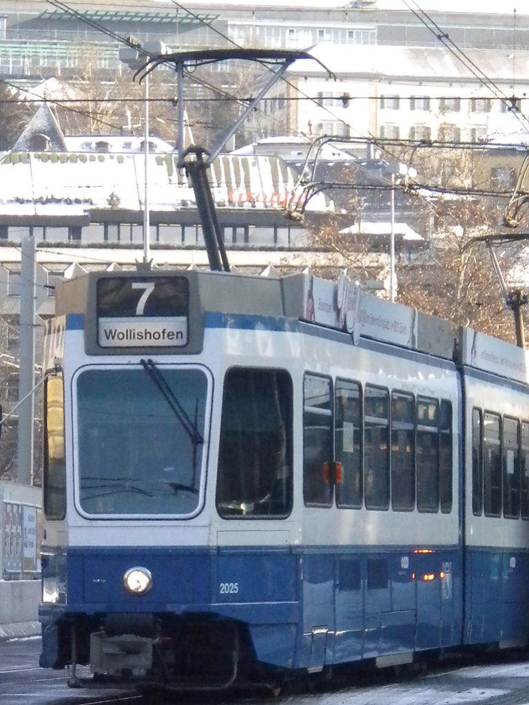 Tram 2000 2025 auf dem Bahnhofplatz in Zrich. 20.12.2009