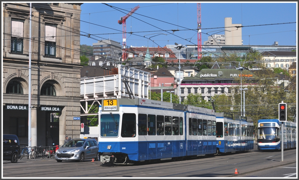 Tram 2000 2062 vor dem Hauptbahnhof in Zrich. (15.04.2011)