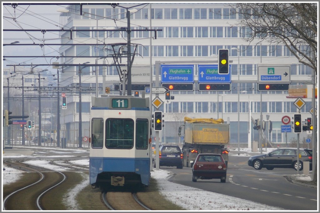Tram 2000 der Linie 11 wird bei der Strassenkreuzung rechts abbiegen Richtung Fernsehstudio und Auzelg, der momentanen Endhaltestelle. Schon bald wird die Verlngerung ber Wallisellen nach Stettbach in Betrieb gehen. (16.02.2010)