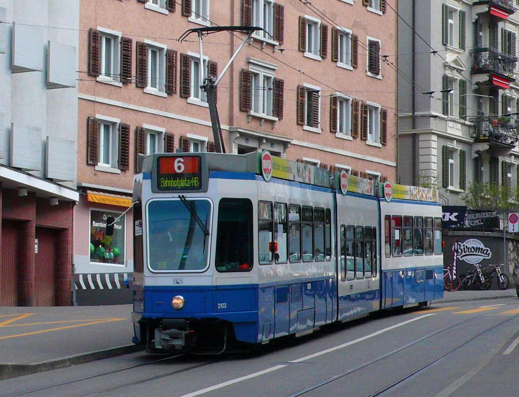 Tram 2000  Snfte  Be 4/8 2103 mit Matrix-Zielanzeige vor der  Haldeneggkurve  am 10.04.2010