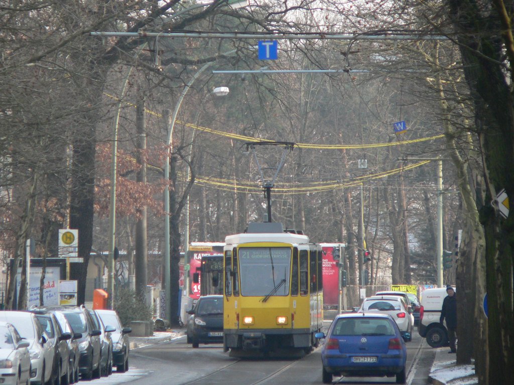 Tram 21 in der Ehrlichstrae, Berlin. Im Hintergrund die Trabrennbahn Karlshorst. 29.1.2012