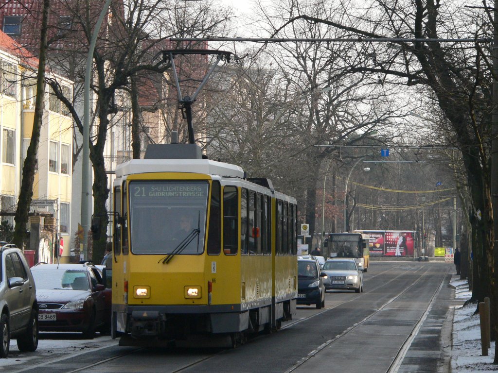 Tram 21 nach S-Bahnhof Lichtenberg / Gudrunstrae an der Haltestelle Treskowallee / Ehrlichstrae. 29.1.2012, Berlin