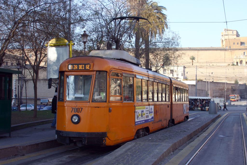 Tram 7007 der Linie 19 steht am 10.1.2006 abfahrbereit in Rom am
Piazza del Risorgimento.