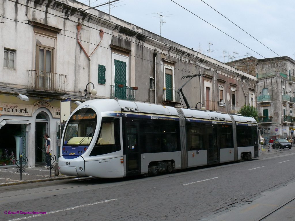 Tram ANM-1103 (Ansaldo-Breda Sirio) unterwegs auf der Linie 2  in Richtung Napoli Poggioreale.

Napoli-San Giovanni a Teduccio 
2010-09-09