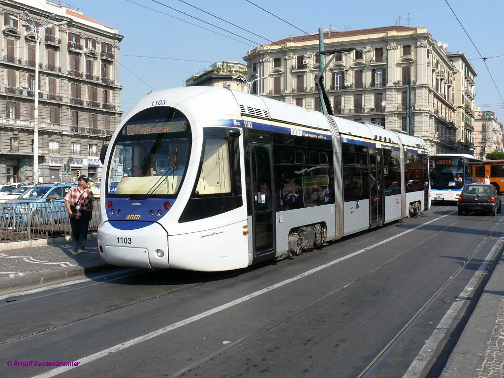 Tram ANM-1103 (Ansaldo-Breda Sirio) unterwegs auf der Linie 2 von Poggioreale nach San Giovanni a Teduccio.

Napoli-Piazza Garibaldi
2010-08-25