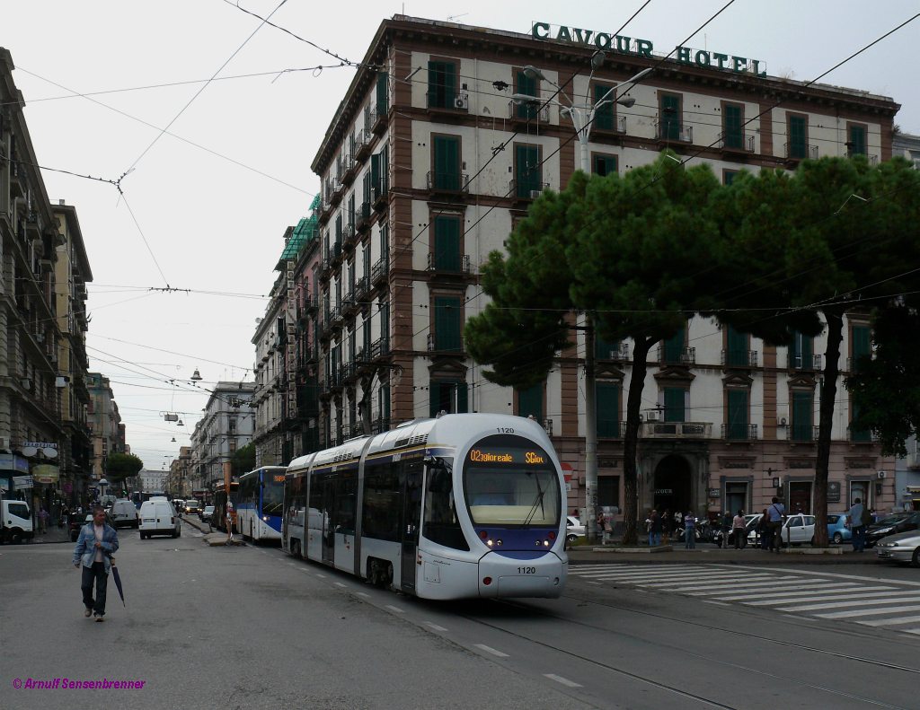 Tram ANM-1120 (Ansaldo-Breda Sirio) unterwegs auf der Linie 2 von Poggioreale nach San Giovanni a Teduccio.

Napoli-Piazza Garibaldi
2010-09-09