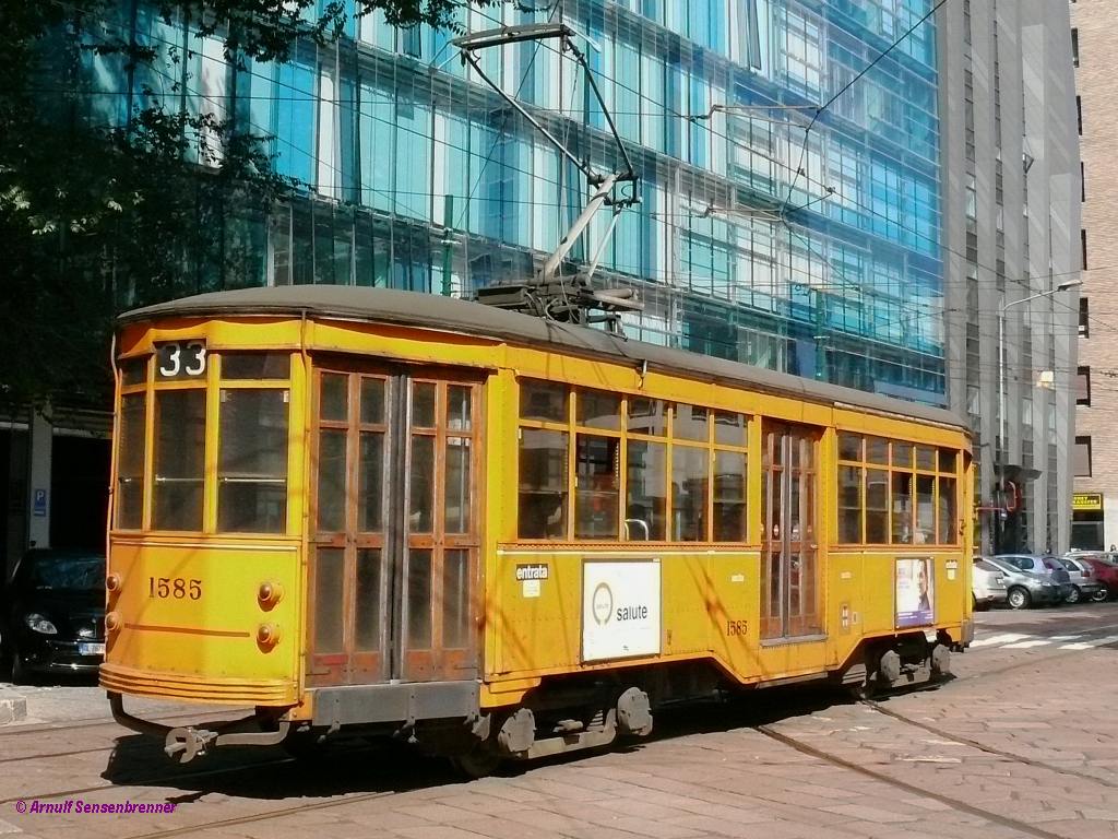 Tram ATM-1585(Typ Peter-Witt) von hinten gesehen. Seit 1928 stehen die Trambahnen der Reihe 1500 im Einsatz und prgen das Stadtblild von Mailand mit. Dieser Straenbahntyp ist auch als Peter-Witt-Wagen bekannt. Milano 2010-09-10 