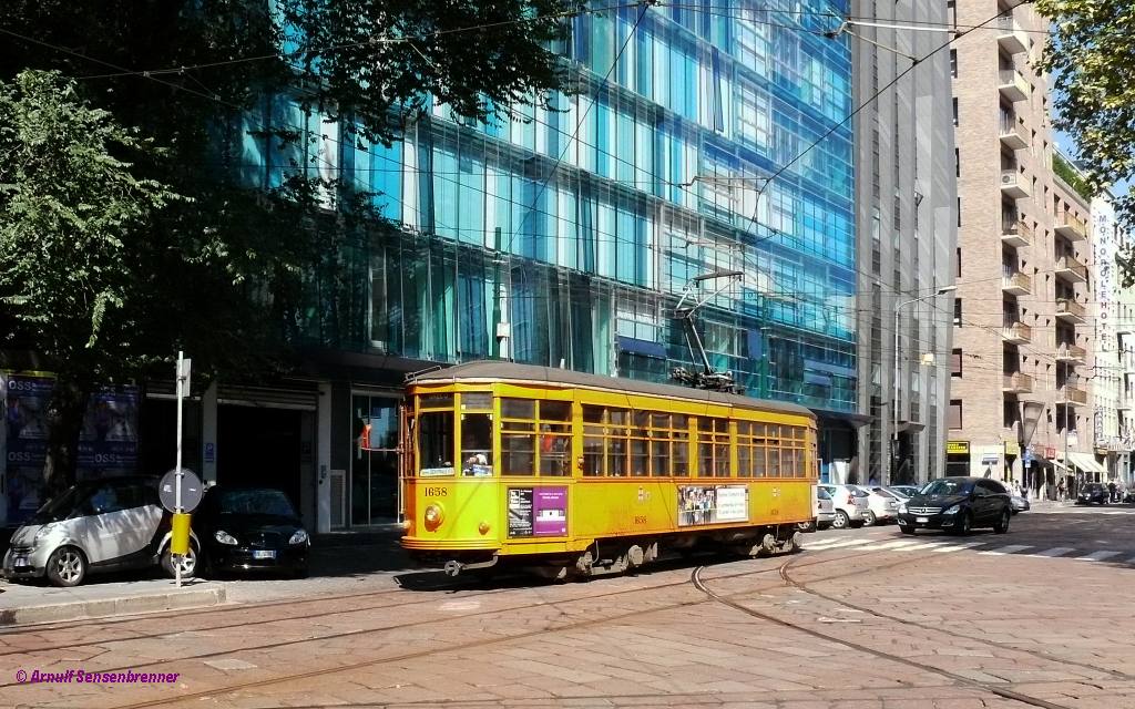 Tram ATM-1638 (Typ Peter-Witt) unterwegs beim Hauptbahnhof Milano-Centrale. Seit 1928 stehen die Trambahnen der Reihe 1500 im Einsatz und prgen das Stadtblild von Mailand mit. Dieser Straenbahntyp ist auch als Peter-Witt-Wagen bekannt. Milano 2010-09-10 
