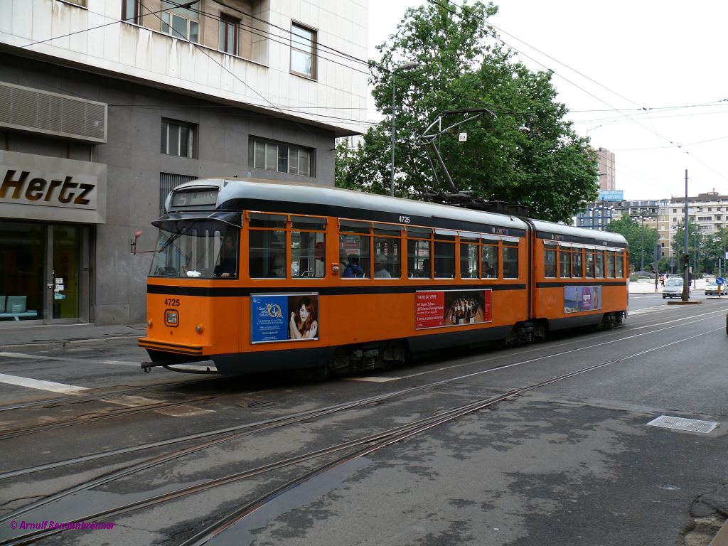 Tram ATM-4725 unterwegs auf der Linie 5.
Die Bahnen der Reihe 4700 stammen aus der zweiten Hlfte der 1950er Jahre und sind somit auch schon recht alt. Milano 2010-09-10