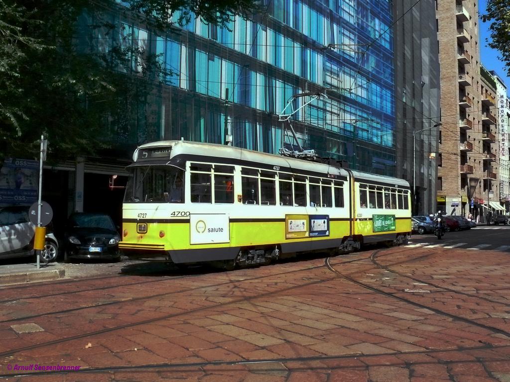 Tram ATM-4727 unterwegs auf der Linie 5.
Die Bahnen der Reihe 4700 stammen aus der zweiten Hlfte der 1950er Jahre und sind somit auch schon recht alt. Milano 2010-09-10