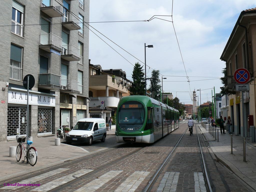 Tram ATM-7144 unterwegs in Cinisello. Die Bahnen der Reihe 7100 sind 35,35m lange 7-teilige Einrichtungsfahrzeuge vom Typ Ansaldo-Breda Sirio. Die berlandlinie 31 von Mailand nach Cinisello ist ausgebaut und wird auch Metrotranvia di Cinisello genannt.

Cinisello 
2012-06-04