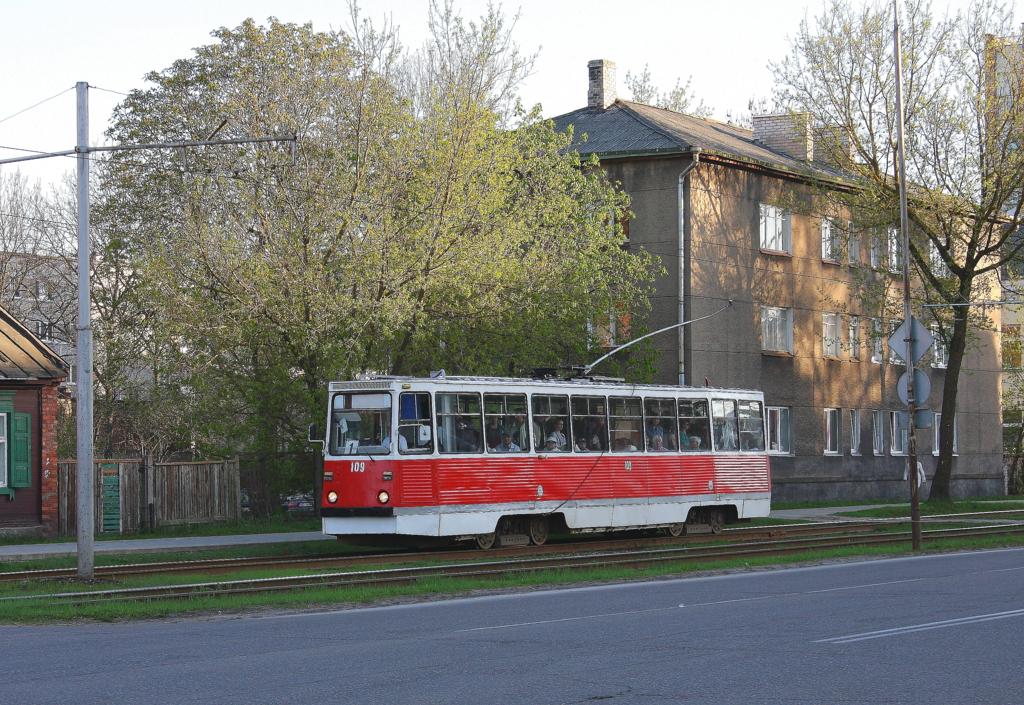 Tram Bahn 109 hat die Stadtmitte von Daugavpils in Lettland
verlassen und strebt der Endhaltestelle am Stadtrand zu.
Aufnahme am 1.5.2012