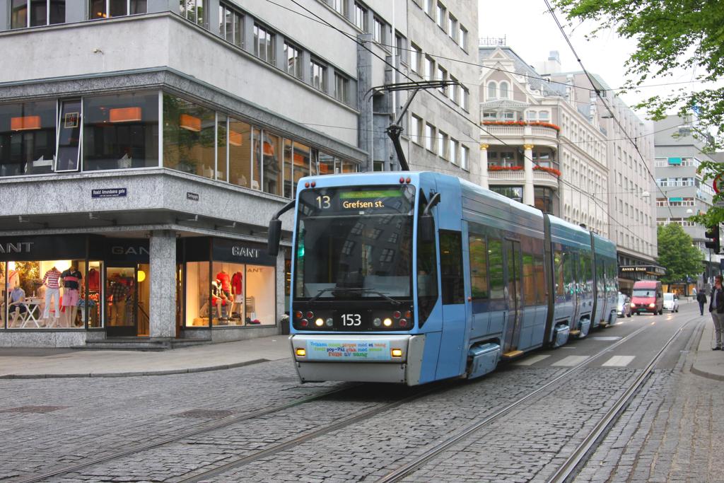 Tram Bahn Zug 153 der Linie 13 ist am 12.06.2012 in der norwegischen
Hauptstadt Oslo in der Nhe des Nationaltheaters unterwegs.