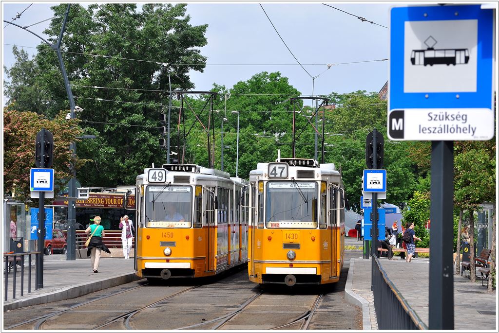 Tram Budapest Linie 47 und 49. Zwei ICS Gelenktram treffen sich an der Endhaltestelle De�k Ferenc t�r. (11.05.2013)