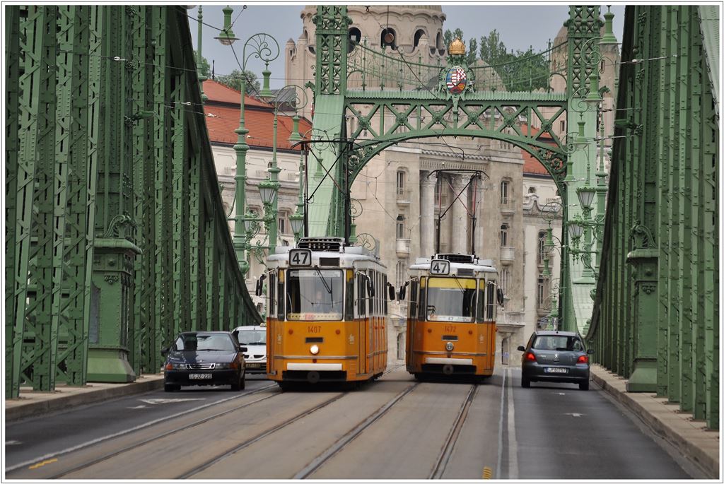 Tram Budapest Linie 47. Zwei Gelenktram ICS begegnen sich auf der Szabadsg-hd/Freiheitsbrcke. Im Hintergrund ist das Gellertbad zu sehen. (11.05.2013)