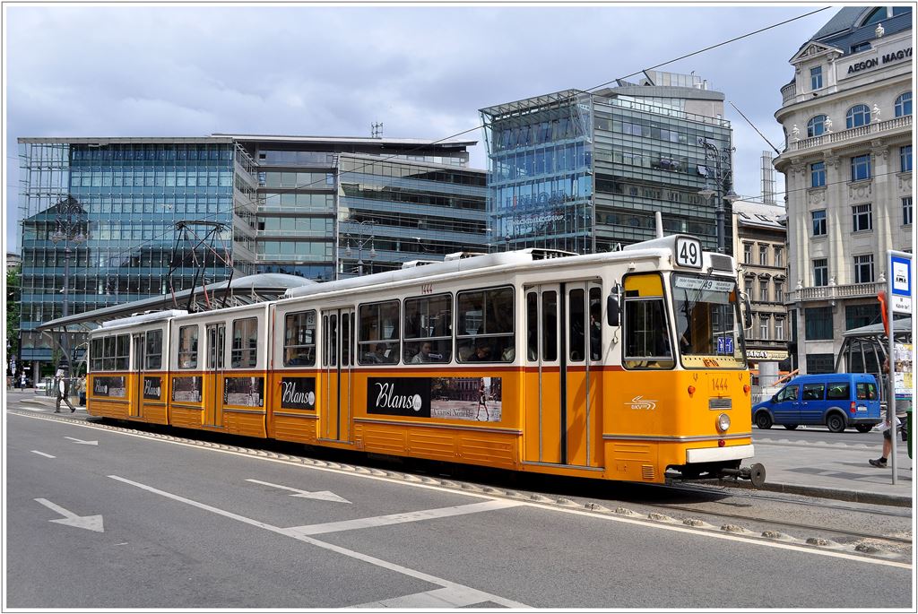 Tram Budapest Linie 49. Ein ICS Gelenktram von De�k Ferenc t�r nach Kelenf�ldi Palaudvar h�lt am K�lvin t�r. (13.05.2013)