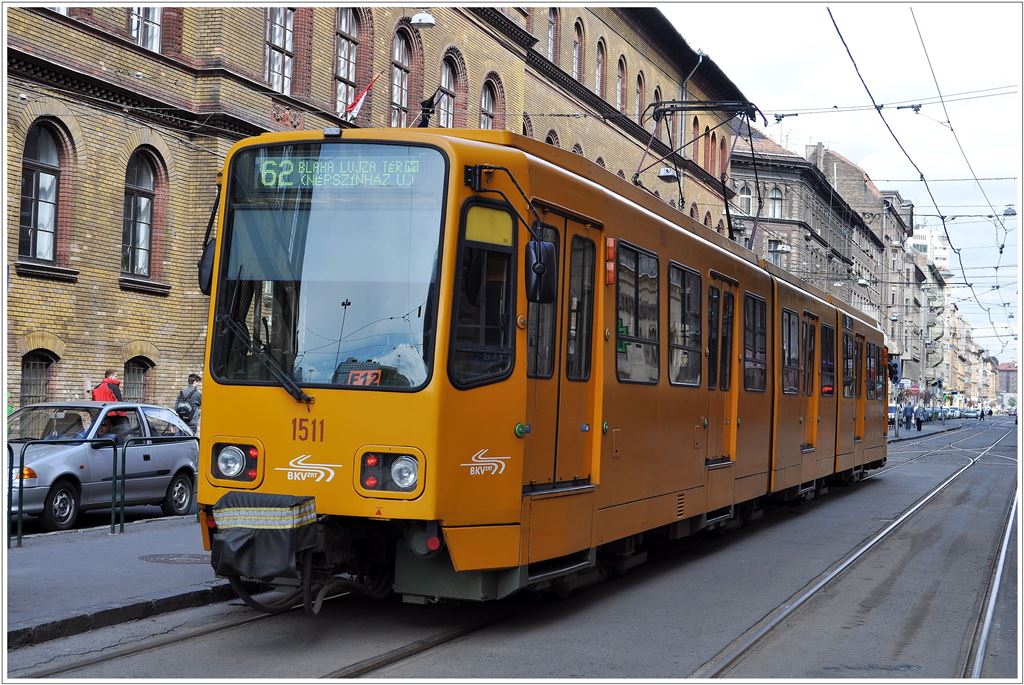 Tram Budapest Linie 62. Am Blaha Luiza tr startet die Tramlinie 62 mit TW6000. Es handelt sich um Fahrzeuge der Hannover Stadtbahn (Hannoveri). Gebaut fr Hochbahnsteige entfalten sich bei jeder Tr Treppen, um ins Wageninnere ohne Niederflurbereich zu gelangen. (12.05.2013)