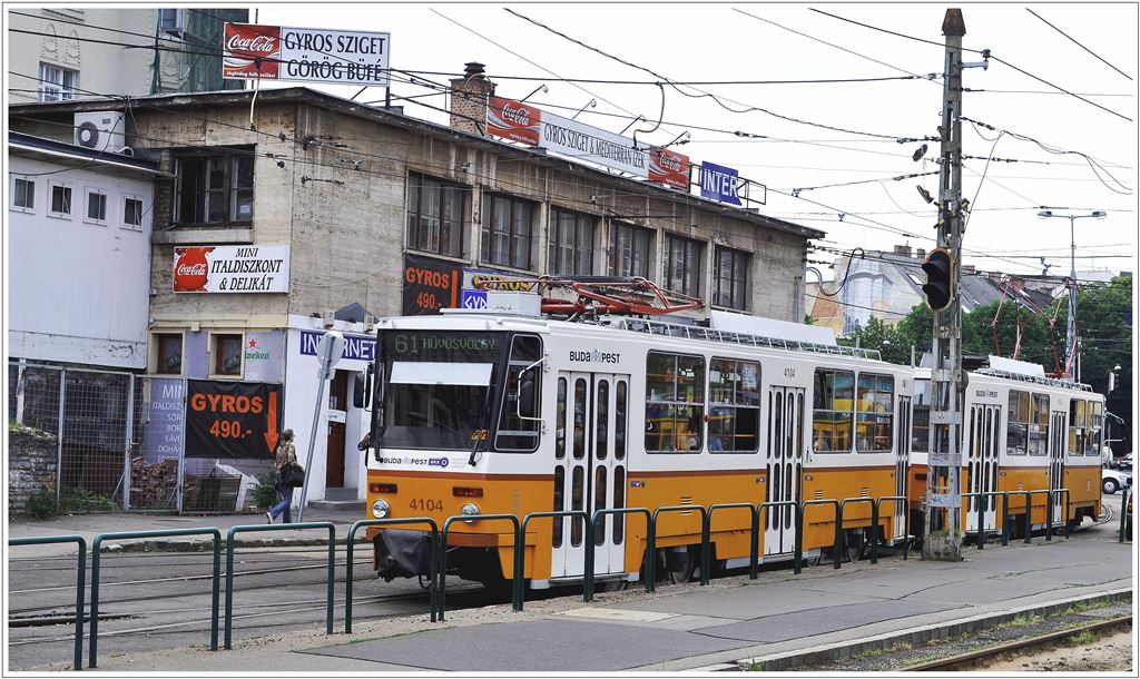 Tram Budapest. T5C5 CKD Tatra Linie 61 nach Hvsvlgy am Metro- und Strassenbahnknotenpunkt Szll Klmn tr. (11.05.2013)
