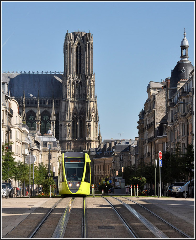 Tram und die Kathedrale von Reims I - 

Der Turm über der Straßenbahn. Blick durch den Cours Jean Baptiste Langlet zur Kathedrale von Reims. 

23.07.2012 (J)