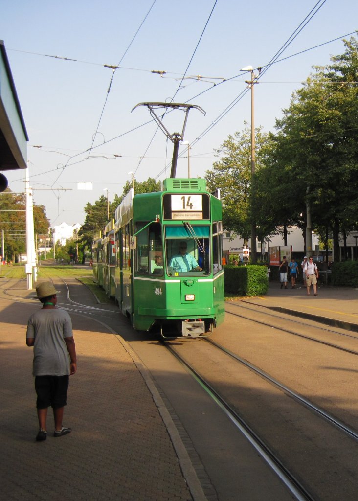 Tram der Linie 14 am 21.8.2011 bei der einfahrt in die Haltestelle St.Jakob

