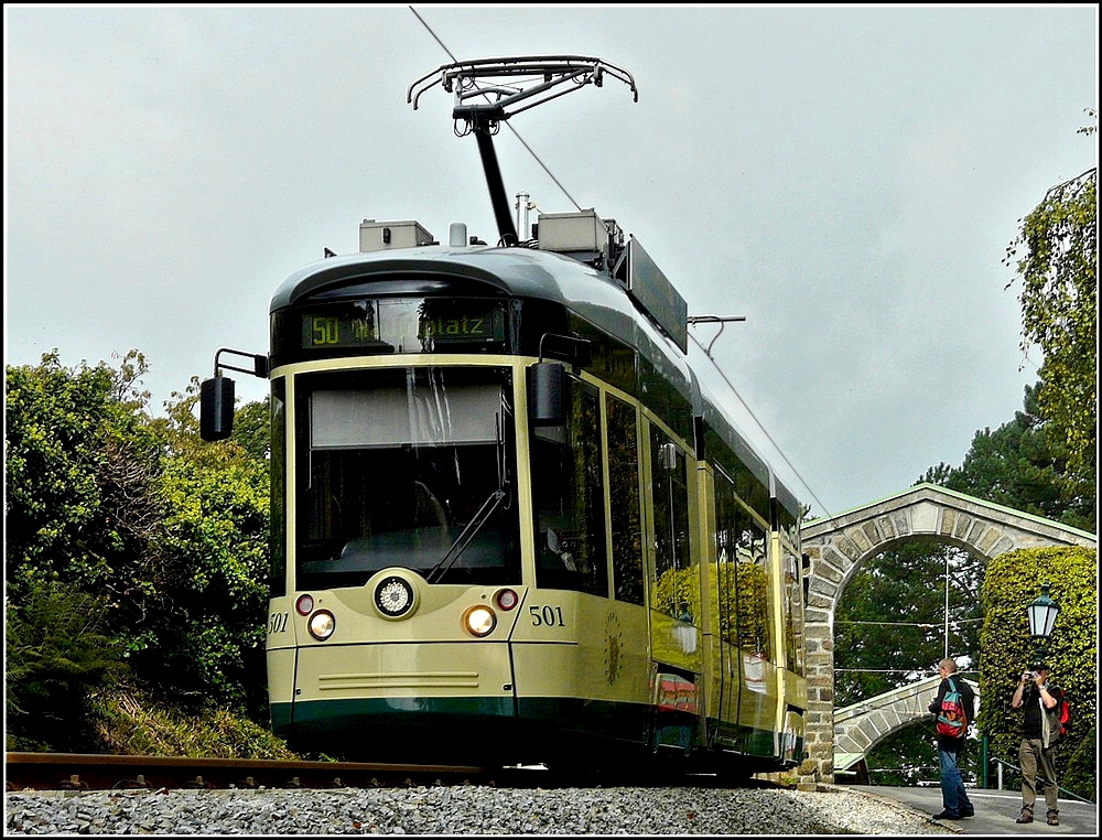Tram N 501 der Pstlingbergbahn verlsst am 14.09.2010 die Endhaltestelle und begibt sich talwerts in Richtung Hauptplatz in Linz. Die Pstlingbergbahn reklamiert fr sich den Titel Steilste Adhsionsbahn der Welt. Die Steigung betrgt fast durchgehend 105 ‰. Neuere Vermessungen ergaben sogar eine Maximalsteigung von 116 ‰ am sogenannten Hohen Damm. (Jeanny)