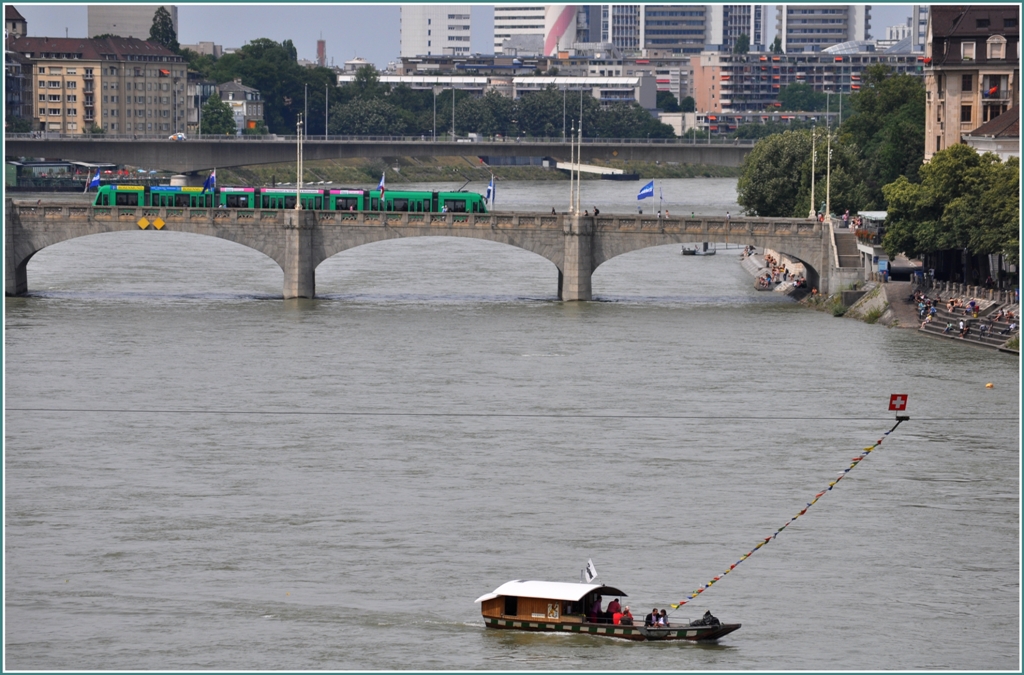 Tram und Schiff ist das Motto der heutigen Serie. Ein Combino Be 6/8 fhrt ber die Mittlere Rheinbrcke, whrenddem der Frimaa seine Fahrgste sicher und nur von der Strmung angetrieben, ans andere Ufer bringt. (04.07.2012)