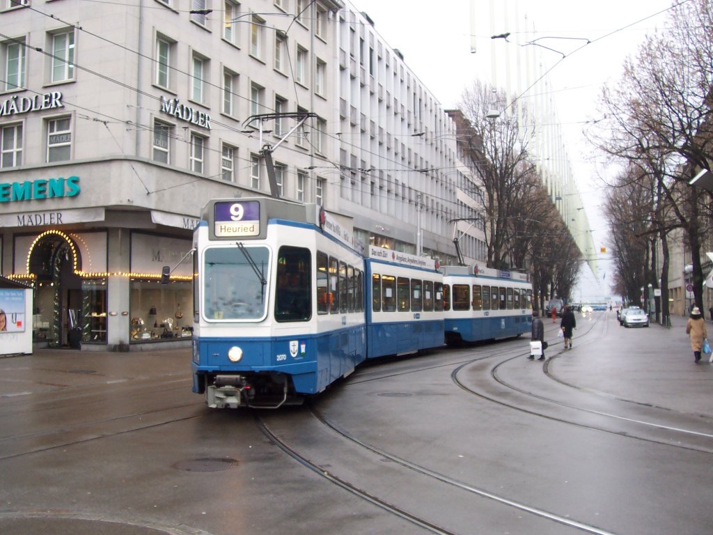 Tram2000 Be 4/6 - 2070 am Paradeplatz am 30.11.2005