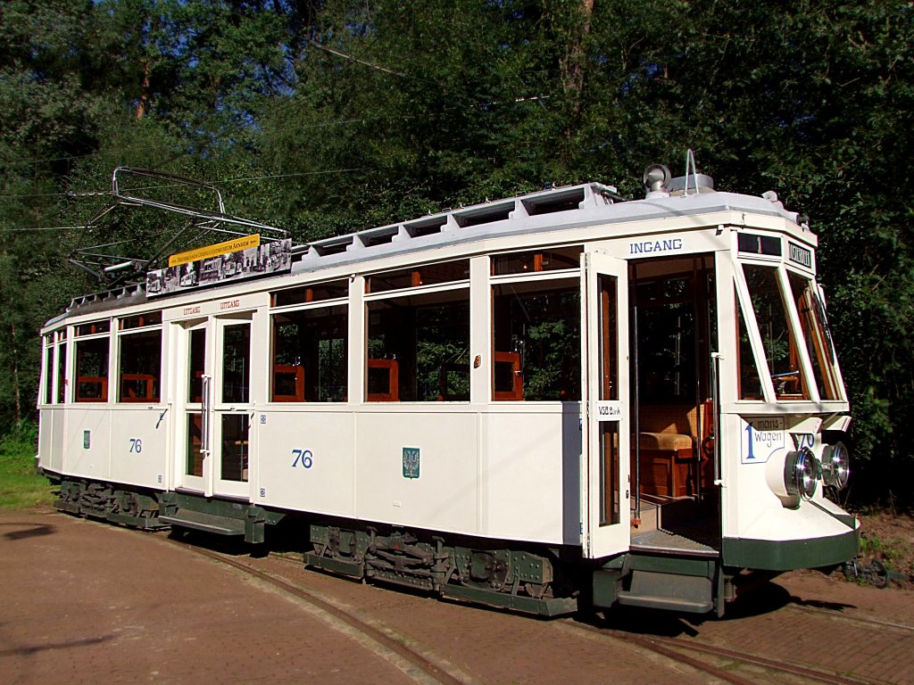 Tram76 ldt im Arnheimer Freilichtmuseum mit geffneter Tr zu einem Besuch ein;100906