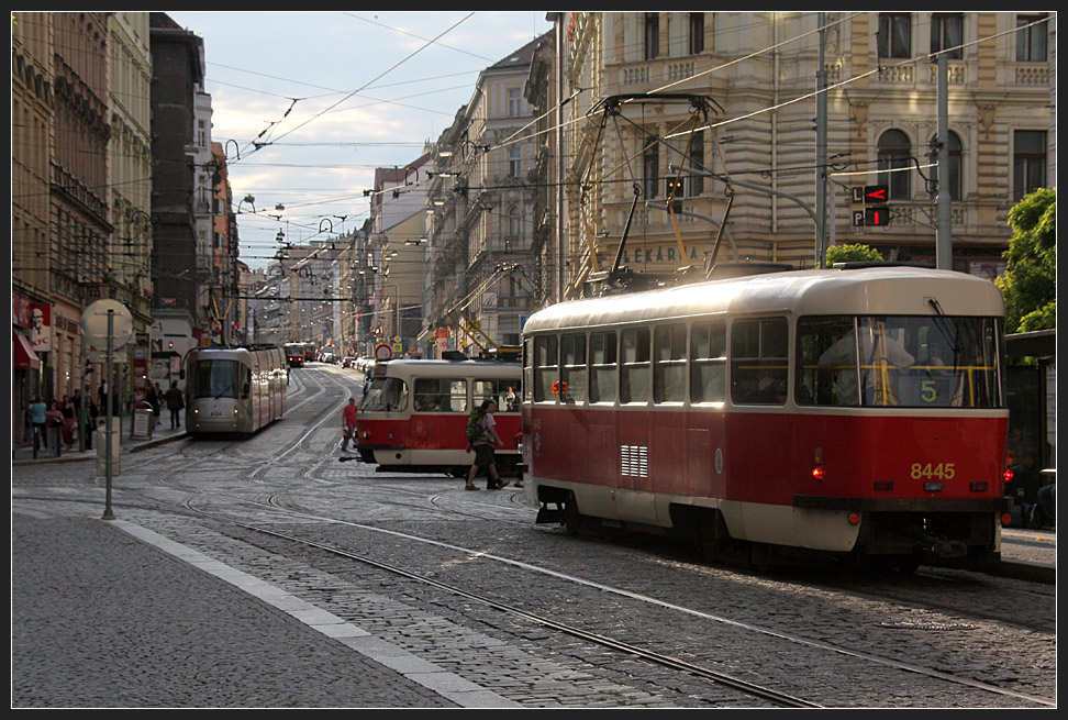 Tramkreuzung - 

Viele Straßenbahnen sind hier Strossmayerovo náměsti unterwegs. 

09.08.2010 (M)