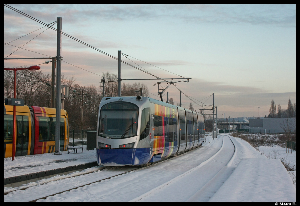 TramTrain Wagen und am Bildrand ein Citadis an der Haltestelle Museet. Aufgenommen am 18.12.10.