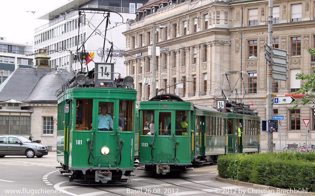 Tramverkehr der BVB wie anno dazumal, die Be2/2 181 kreuzt den Gegenzug Ce2/2 215 am 26. August 2012 beim Basler Aeschenplatz.