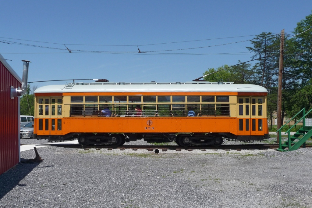 Tramwagen #355 des Rockhill Trolley Museums hat die Haltestelle am Depot, welche nur aus einer kleinen grnen Treppe besteht, verlassen (Rockhill, PA, 6.6.09) 
