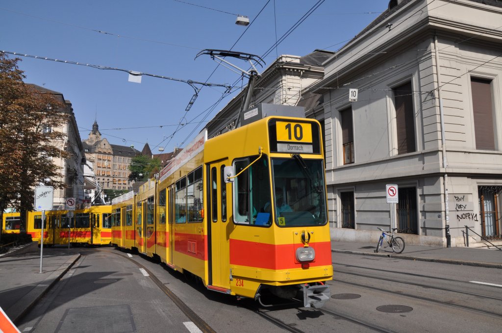 Tramzug der Linie 10 mit den Motorwagen 234 und 263 fahren den Steiunenberg hinauf zur Haltestelle Bankverein. Die Aufnahme stammt vom 22.08.2011.