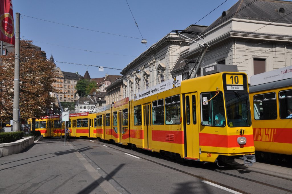 Tramzug der Linie 10 mit den Motorwagen 219 und 229 fahren den Steiunenberg hinauf zur Haltestelle Bankverein. Die Aufnahme stammt vom 22.08.2011.