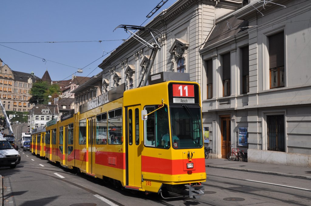 Tramzug der Linie 11 mit den Motorwagen 245 und einem der 100er Serie fahren den Steiunenberg hinauf zur Haltestelle Bankverein. Die Aufnahme stammt vom 22.08.2011.