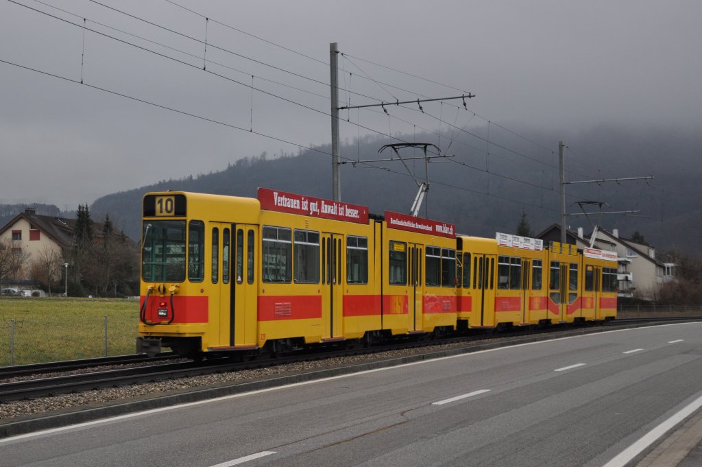 Tramzug mit einem Be 4/8 und dem Be 4/6 mit der Betriebsnummer 229 fahren Richtung Haltestelle Ettingen. Die Aufnahme stammt vom 13.01.2012.