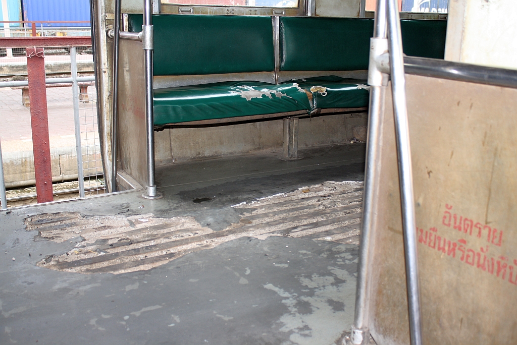 Transparente Technik: Strapazierter Fußboden des กซข.1046 (กซข. = BPD/Bogie Power Diesel Railcar With Driving Cab, Hitachi/Nippon Sharyo, Bauj. 1971),eingereiht im ORD 432 (Khon Kaen - Kaeng Khoi Junction), am 13.Juni 2011 im Bf.Nakhon Ratchasima.