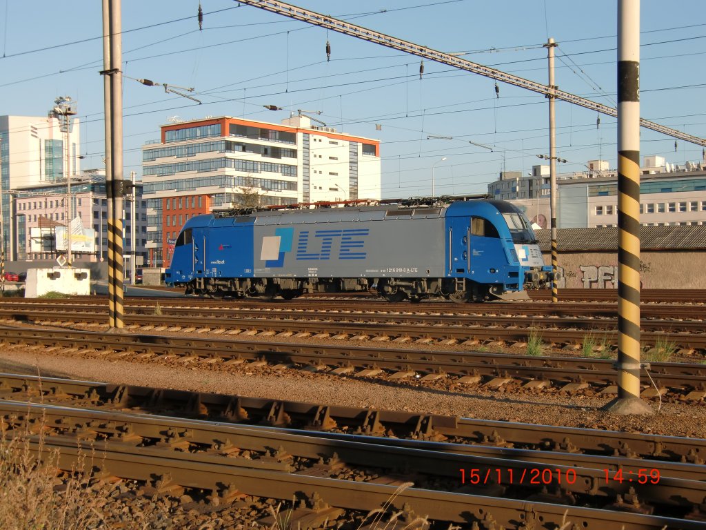 Traumhaftes Wetter und bestes Licht am 15.11.2010 auf dem Bahnhof Bratislava-Petrzalka in der Slowakei, dazu noch 1216 910-0 von LTE, in optimaler Fotografierposition abgestellt.