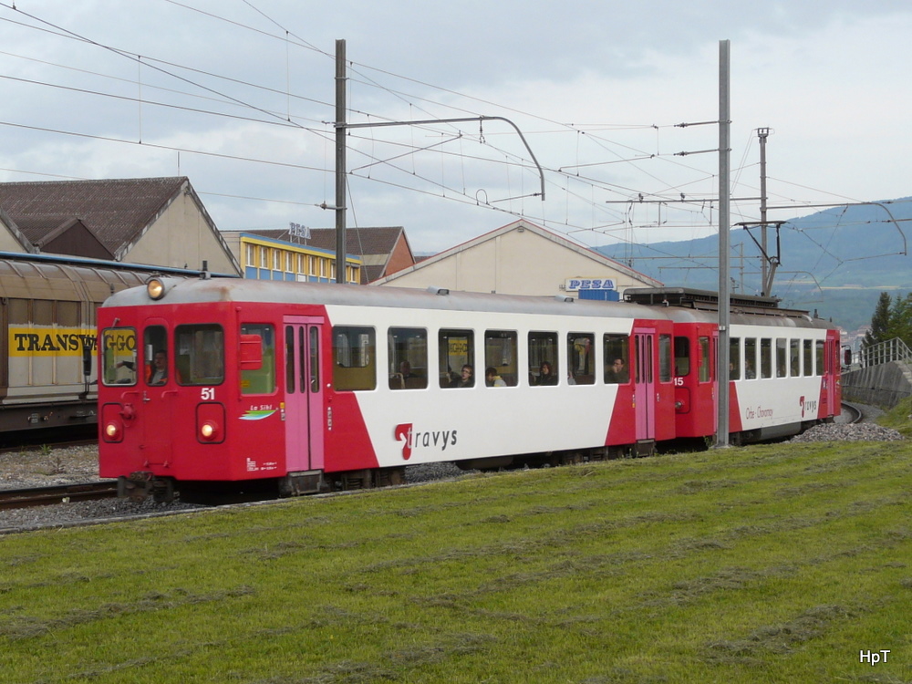 Travys / OC -  Steuerwagen Bt 51 mit Triebwagen BDe 4/4 15 unterwegs in Chavornay am 19.05.2010