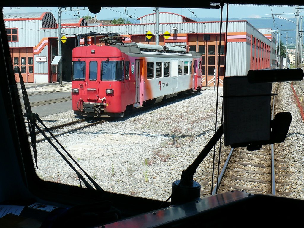Travys Triebwagen 1 vor dem Depot in Yverdon. 
Blick aus dem Fahrgastraum des Travys Triebwagen 2000 bei der Ausfahrt nach Sainte-Croix.

Dies ist eine sehr interessante Bahn. Leider ist es mir an diesem Tag nicht gelungen alle weiteren 1998 Triebfahrzeuge dazwischen zu fotografieren ;-)
Nun Spa beiseite: Bei so vielen Triebfahrzeugen wrde es auf dieser Strecke arg voll. Man hat hier allerdings bei den zwei neuesten Triebwagen einen Nummerierungssprung zu 2000-er Nummern gemacht.29.05.2009 Yverdon 