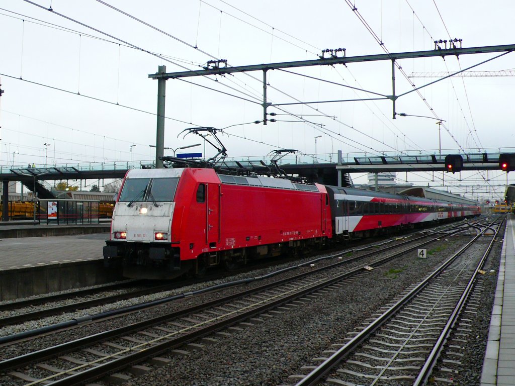 Traxx E186 121 auf dem  FYRA -Dienst Rotterdam CS-Amsterdam CS via
der HSL am 16.11.09 in Rotterdam Centraal Station.