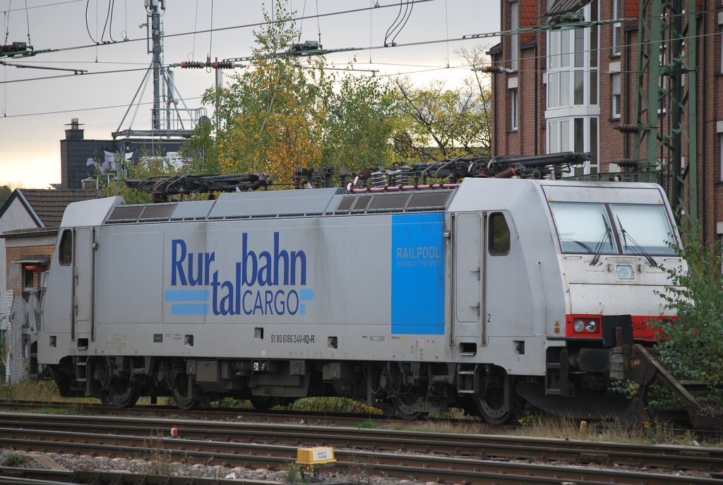 Traxx-Lok (BR 186) der Rurtalbahn in Aachen Hbf abgestellt (Oktober 2012).
