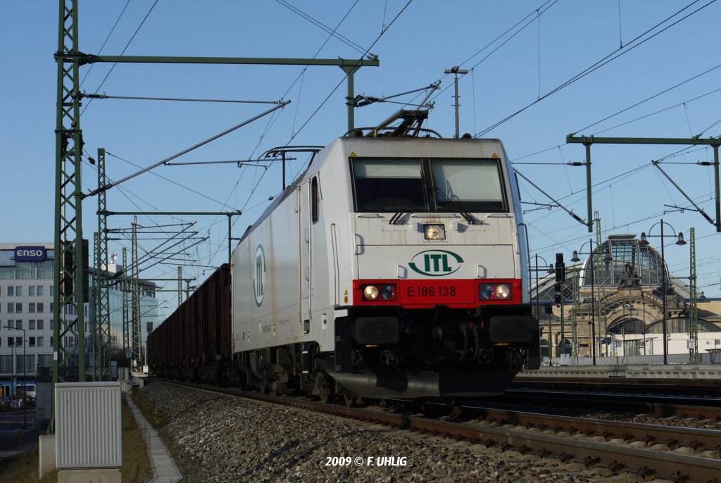 TRAXX nach B�hmen - E186 138 durcheilt mit Eas-Ganzzug den Dresdner Hauptbahnhof (26.11.2009) 