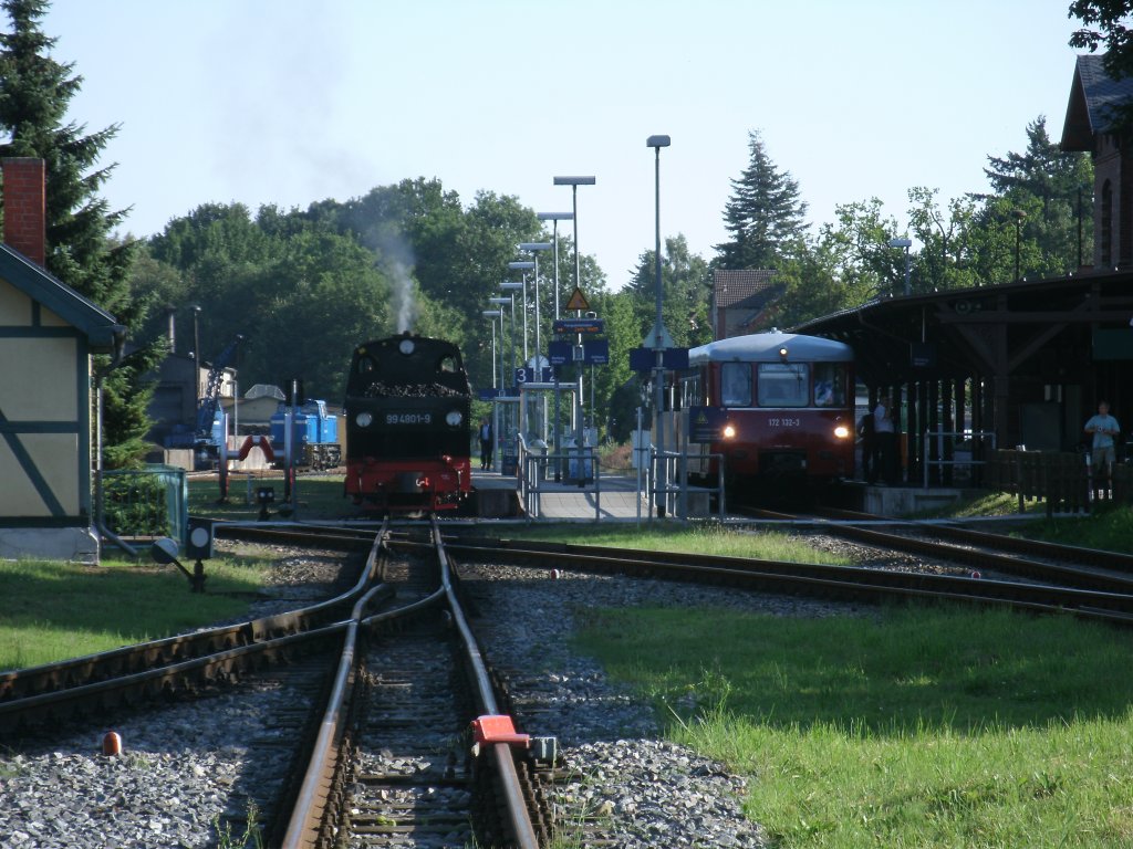 Treffen am frhren Abend in Putbus von 172 132/171 und 99 4801 am 27.Juli 2012.Leider liegt der Bahnhof am Abend im Schatten.