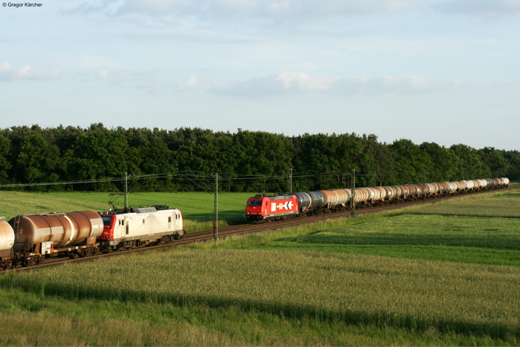 Treffen an der KBS 700. Eine SNCF-Lok der Baureihe BB 37000 trifft mit einem lzug Richtung Sden auf eine HGK 185 mit einem lzug Richtung Norden. Aufgenommen am 04.06.2013 bei Graben-Neudorf.