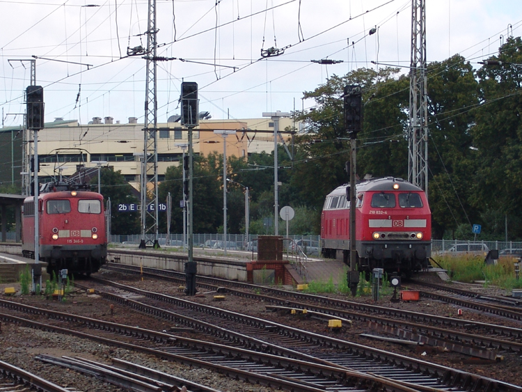 Treffen im Bahnhof Stralsund links steht 115 346-9 und rechts 
218 832-4.(28.08.10)

