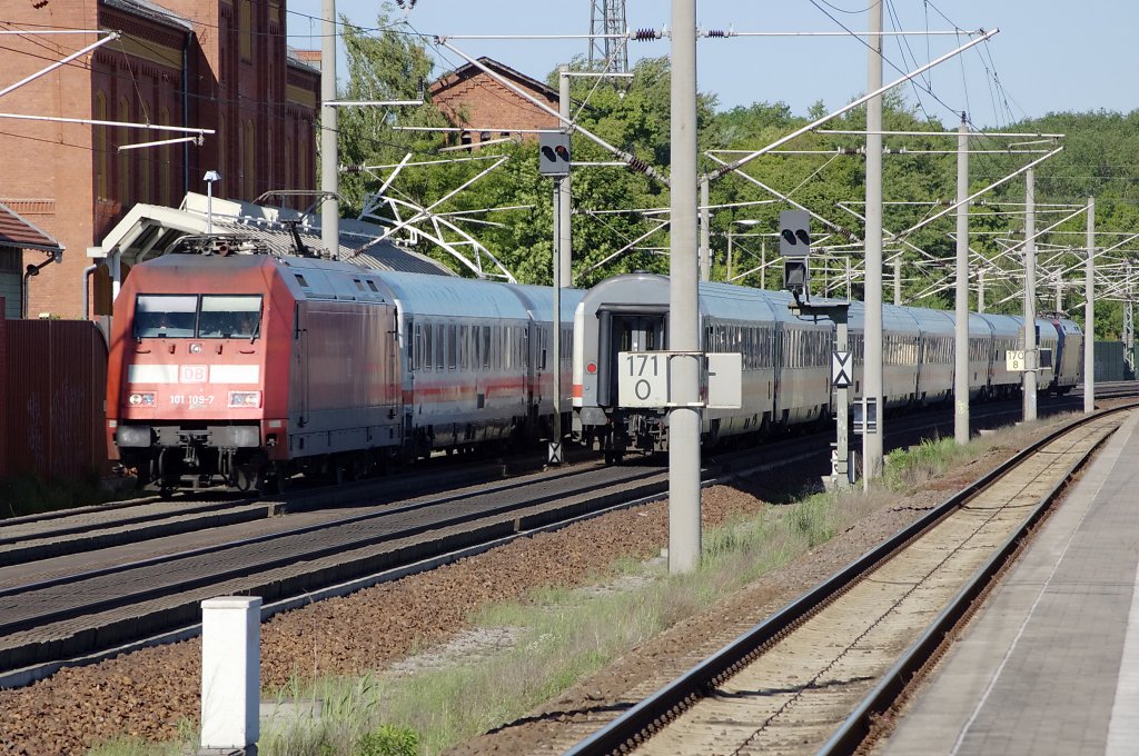 Treffen des IC 140 Schiphol (Airport) gezogen von der 101 109-7 und des IC 145 Szczecin Glowny gezogen von der 101 141-0 in Rathenow. 03.06.2010